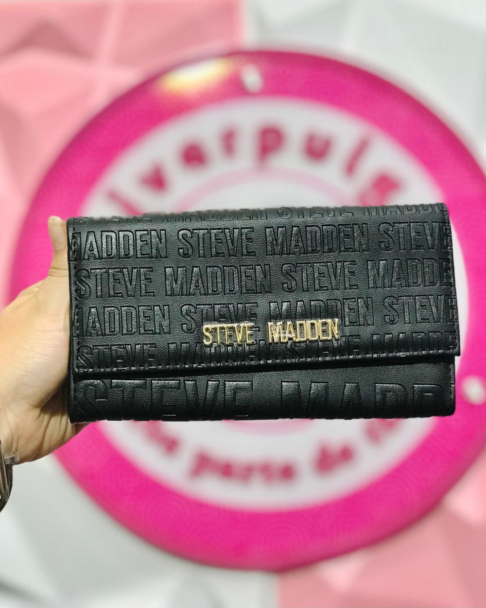 ✨Cartera Steve Madden Logo Embossed Negra con Placa Dorada 🖤✨👜