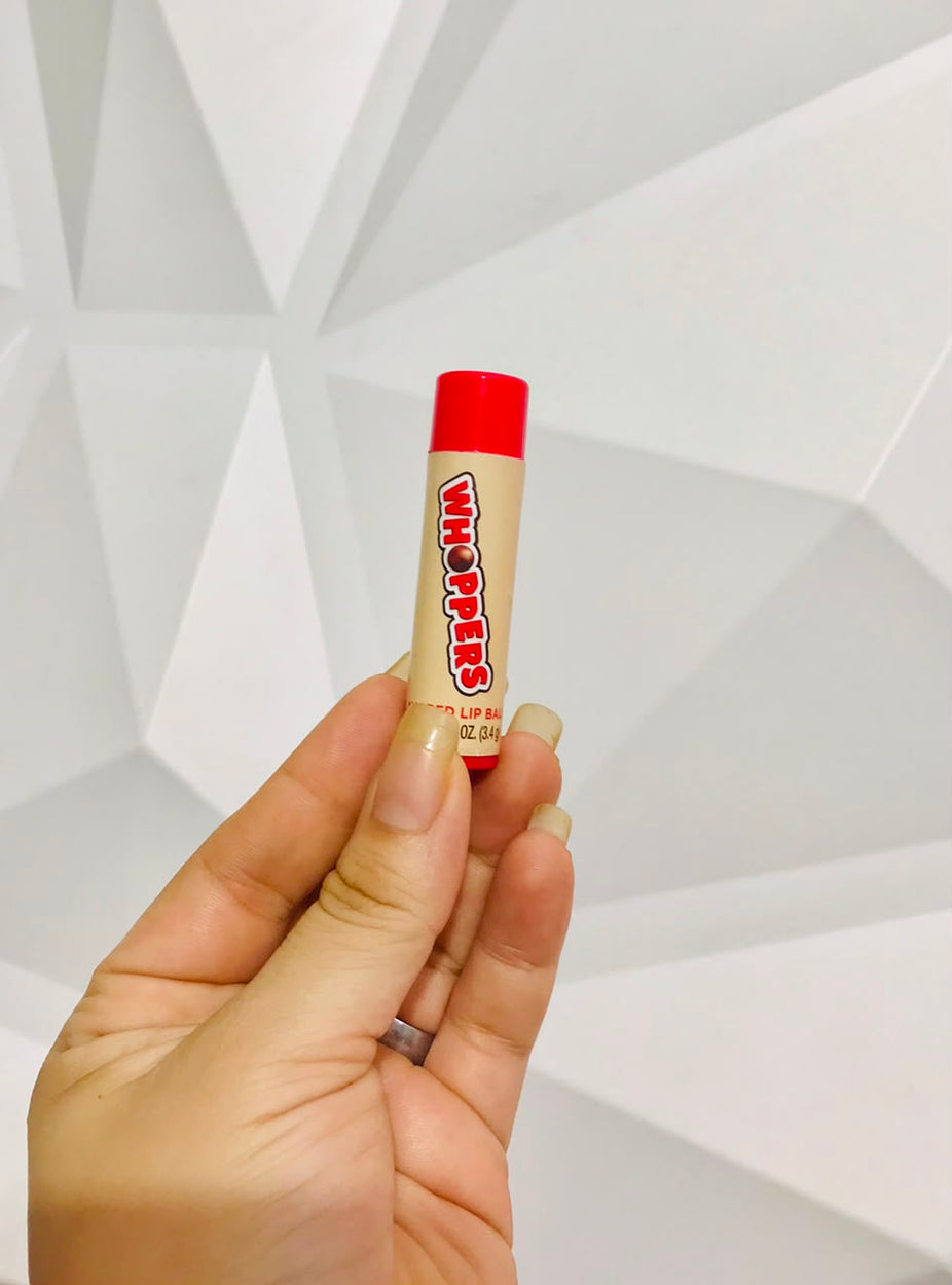 🤎 Balsamo Labial Whoppers Sabor Chocolate Malteado 0.12 Oz 3.4 g 🤎.