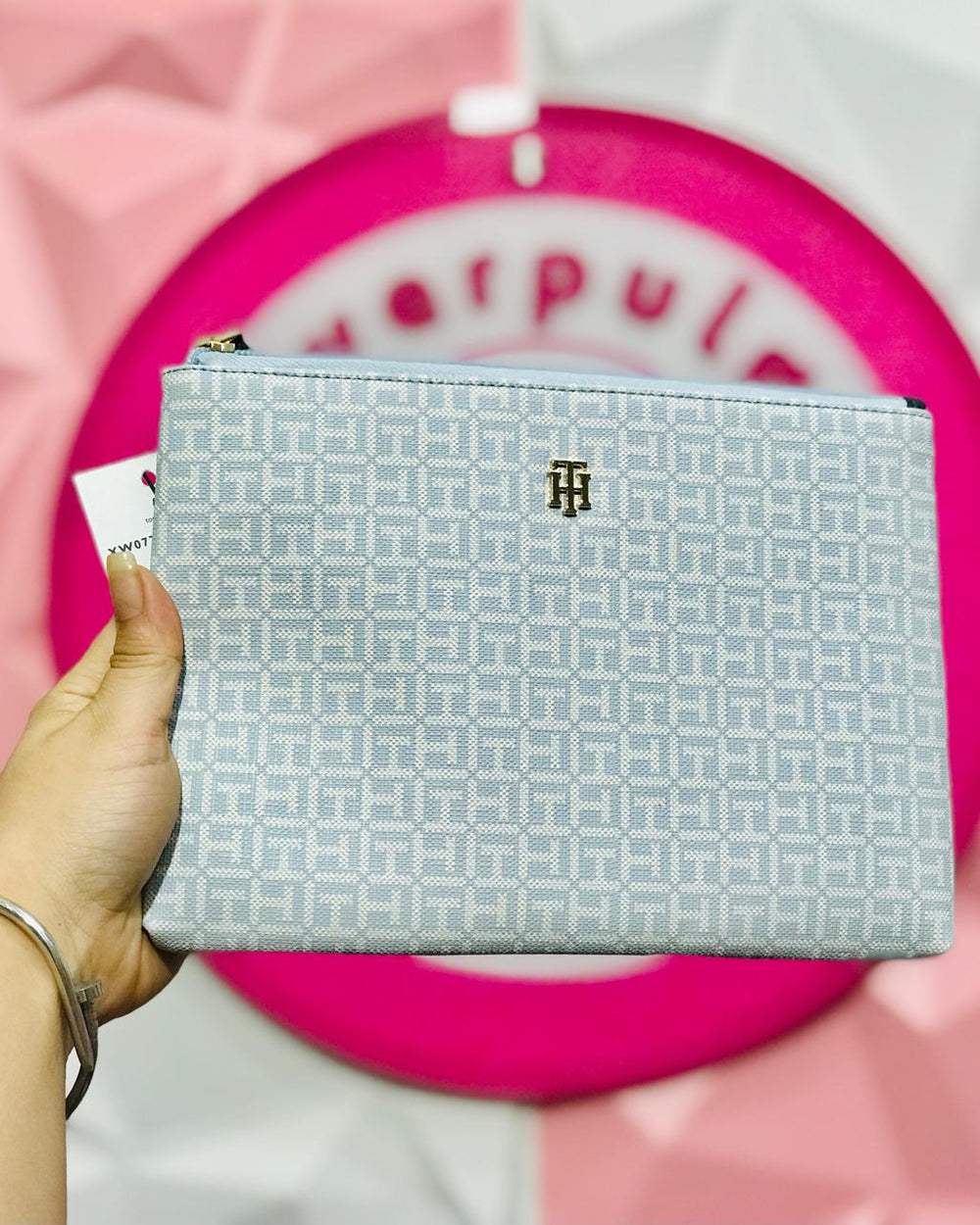 💙 Muñequera Tommy Hilfiger Original Celeste Baby Blue TH Monogram + Correa Tela + Logo TH Dorado + Zipper Premium 👛✨