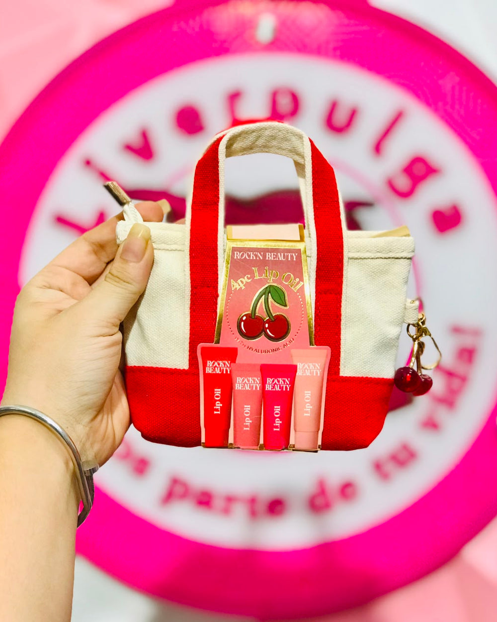 🍒 Set Rock'n Beauty 4 Lip Oil Cherry + Mini Tote Bag Beige Con Rojo + Llavero Cerecitas + Ácido Hialurónico 👜✨.
