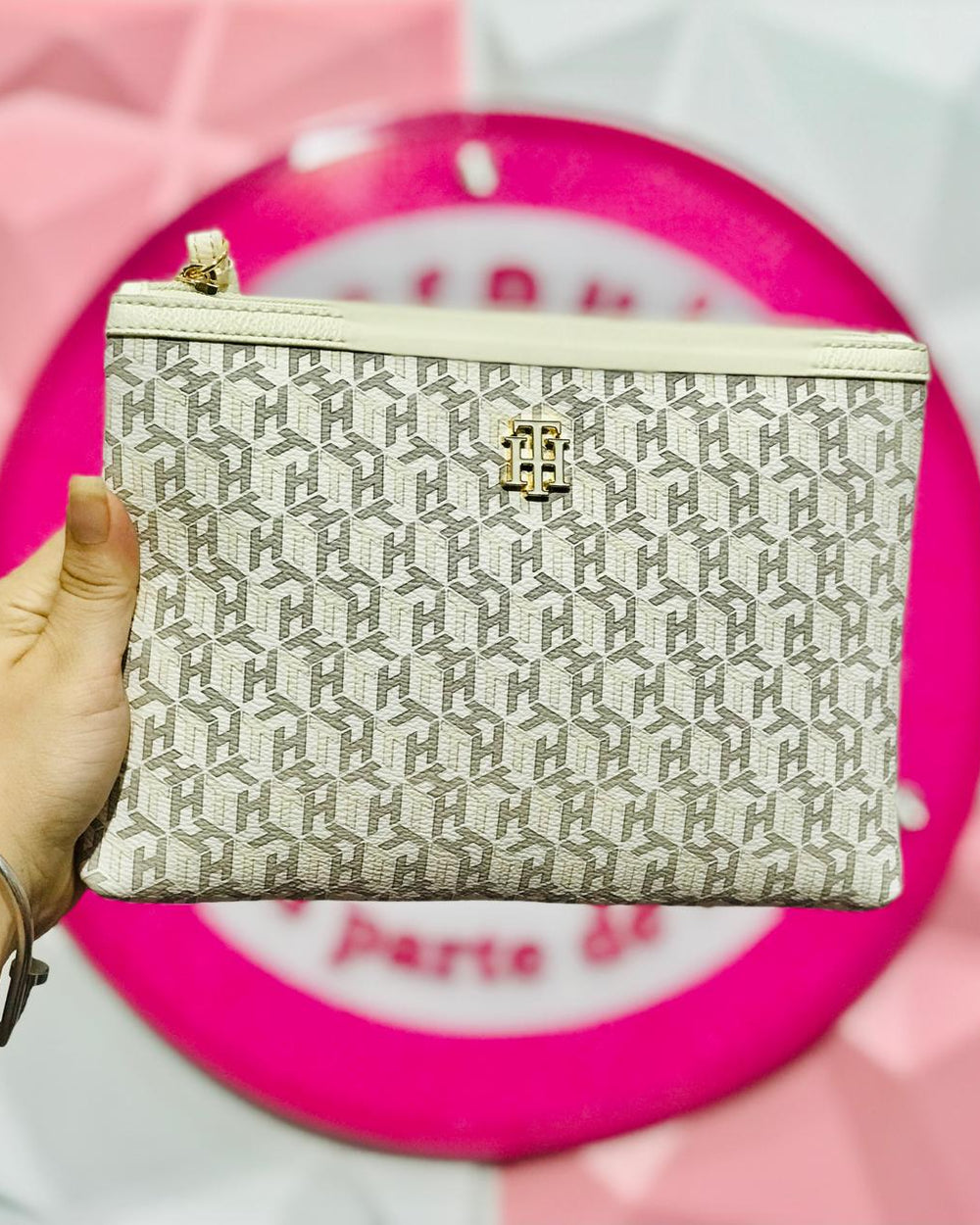 🤍 Muñequera Tommy Hilfiger Original Beige Nude TH Monogram H Doradito + Correa Piel + Zipper Premium Super Elegante 👛✨.