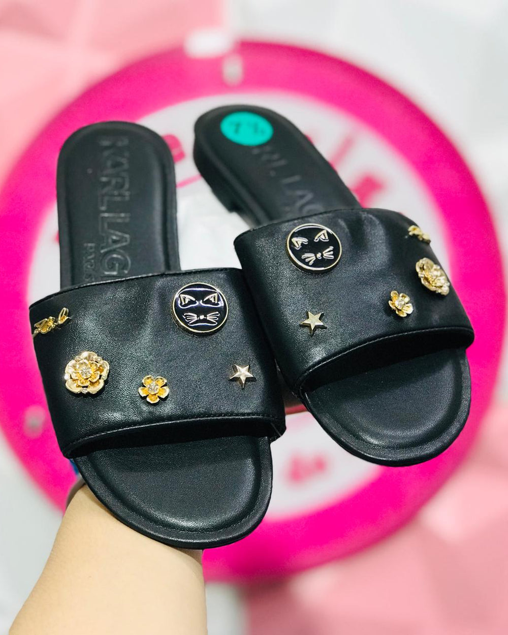 Sandalia Karl Lagerfeld Paris Negra Charms Dorados Talla 24.5