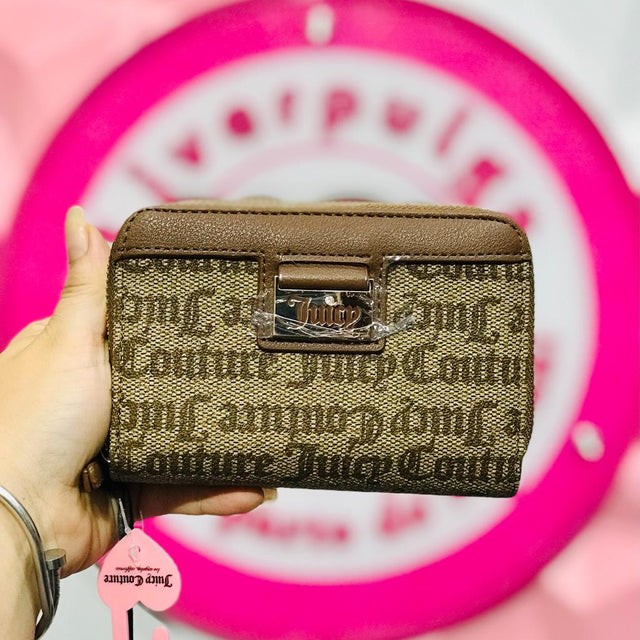 Cartera Juicy Couture Brown Monogram – Doble Cierre Dorado