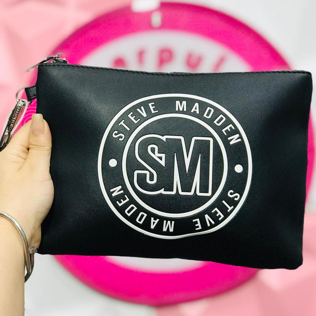 Muñequera Steve Madden Negra Logo SM Blanco