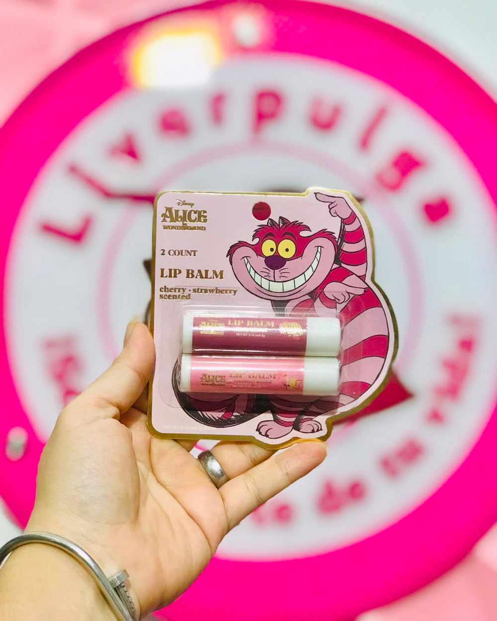 💄 Set De 2 Balsamos Labiales Disney Alicia En El Pais De Las Maravillas Gato Cheshire Cereza Y Fresa 💄.