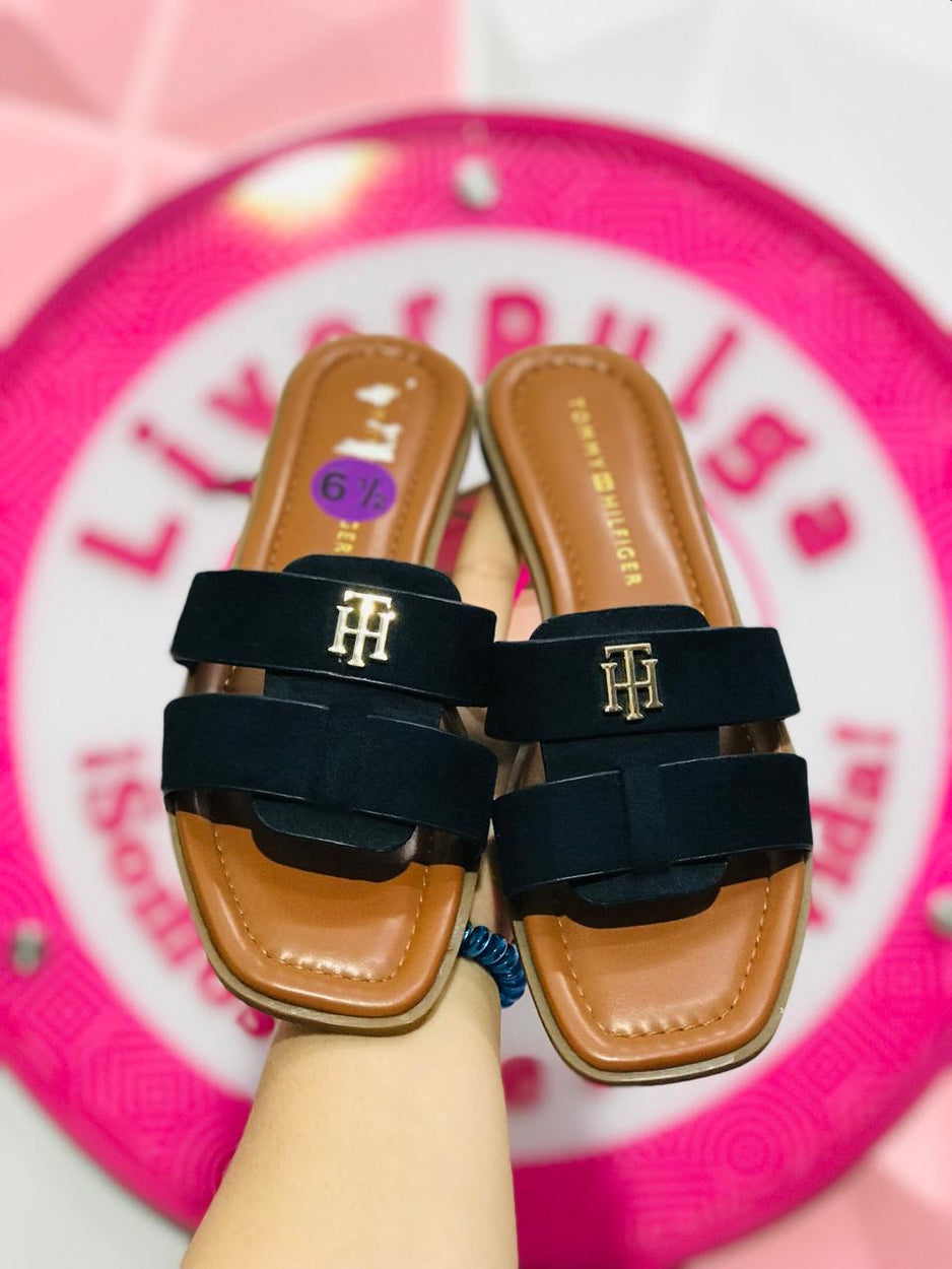 Sandalia Flat Tommy Hilfiger Negra Con Logo Dorado Talla 23.5 Mex