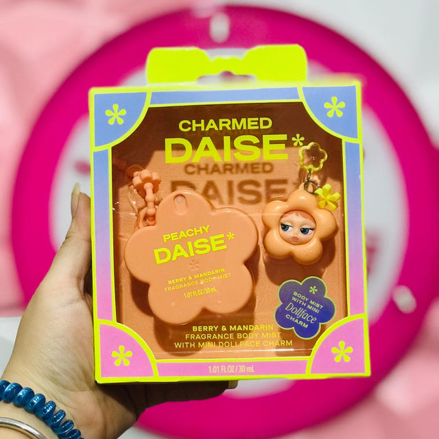 Body Mist Charmed Daise Peachy Daise Con Llavero Muñequita 30 ml