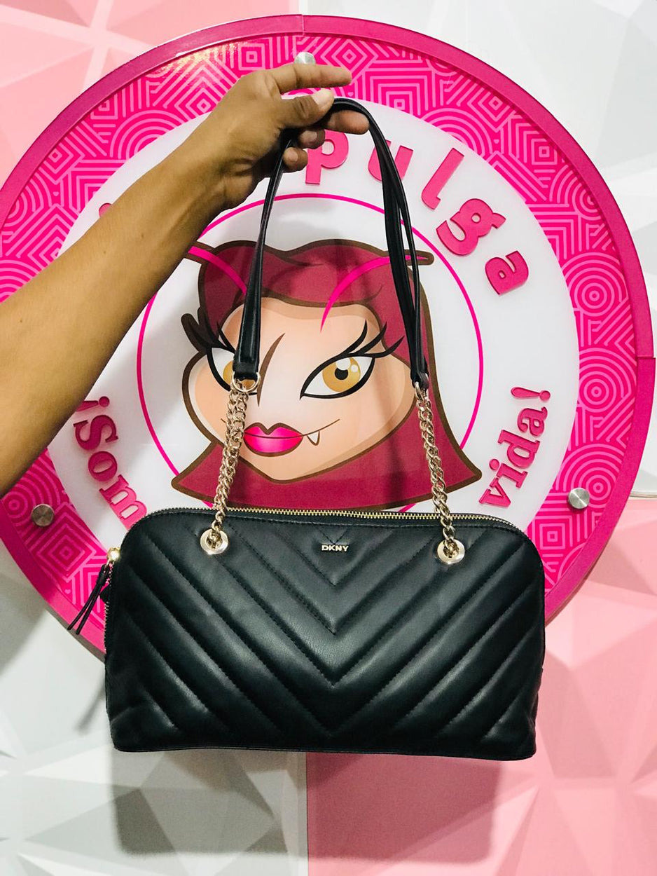 Bolsa DKNY Negra Acolchada Con Cadena Dorada