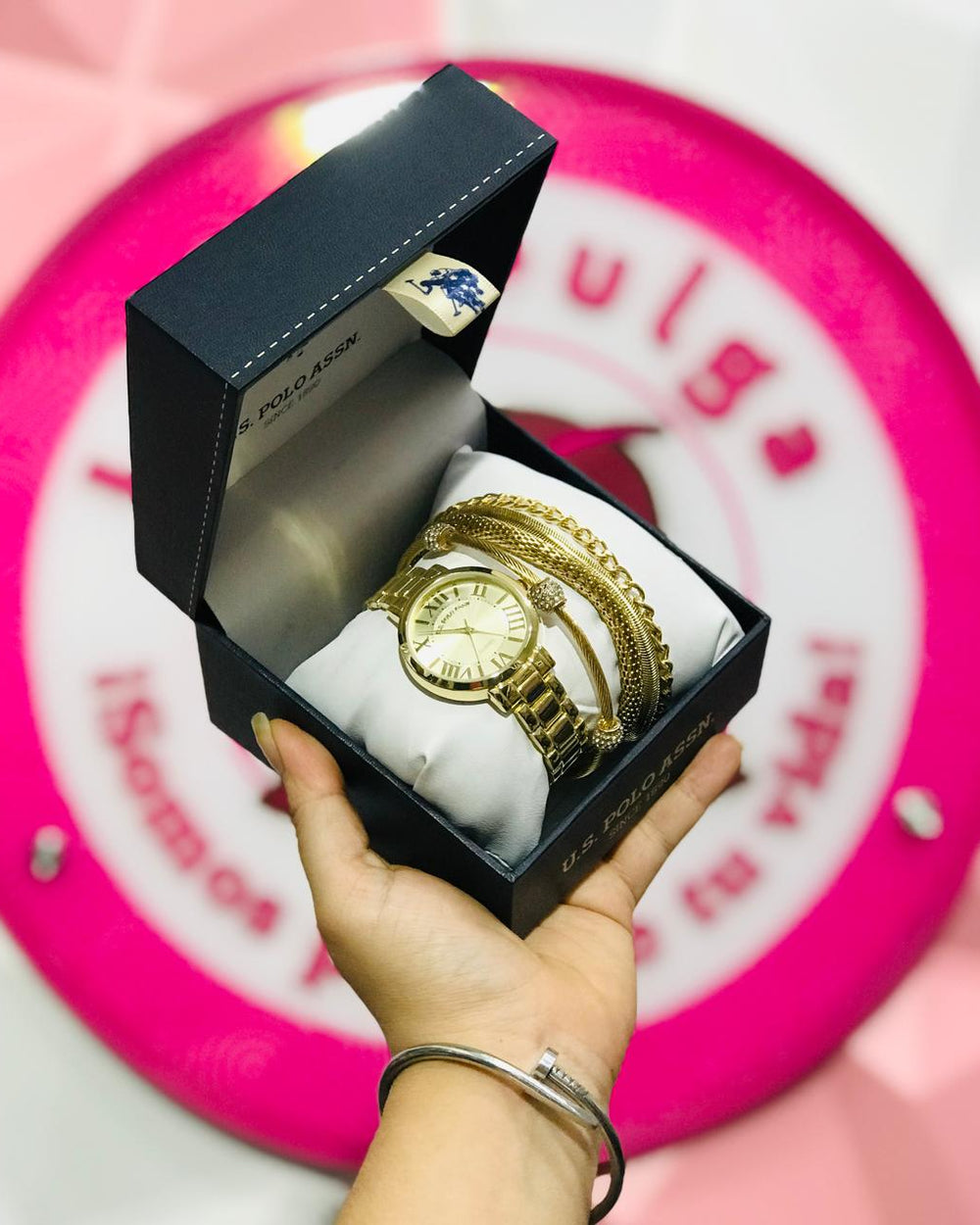 👑Set Reloj U.S. Polo Assn. Original Since 1890 💛 Dorado con 3 Brazaletes Elegantes Carátula Romana Cristal + Cajita de Regalo Premium ⌚️