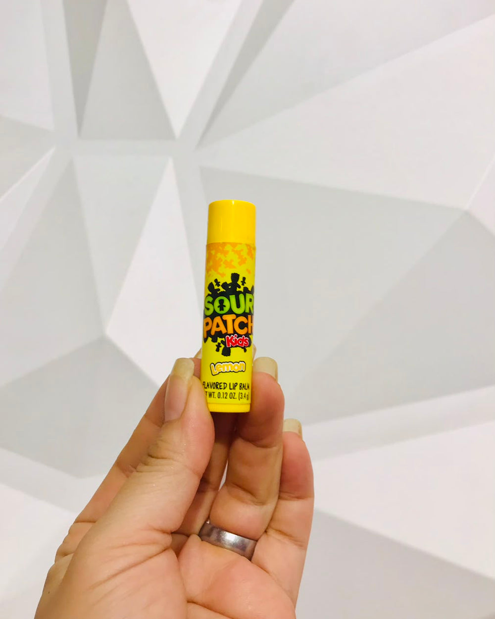 🍋 Balsamo Labial Sour Patch Kids Lemon Sabor Limon 0.12 Oz 3.4 g 🍋.