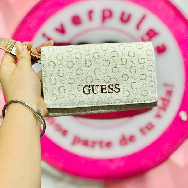 Cartera GUESS White Beige Monogram – Wristlet Tamaño Mediano