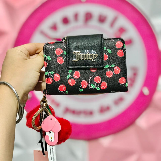Cartera Juicy Couture Cherry Girl – Mini Tab Wallet Negra