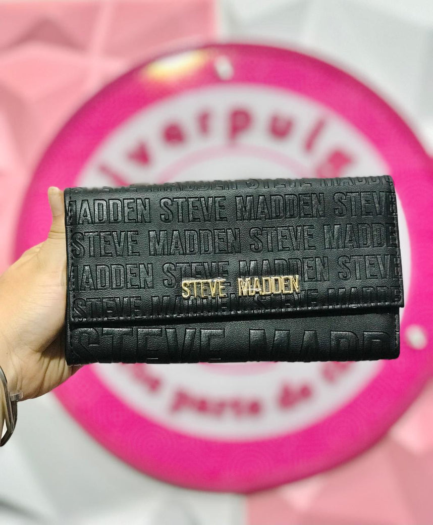 Cartera Steve Madden Logo Embossed Negra con Placa Dorada