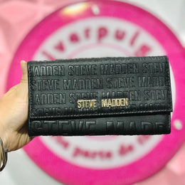 Cartera Steve Madden Logo Embossed Negra con Placa Dorada