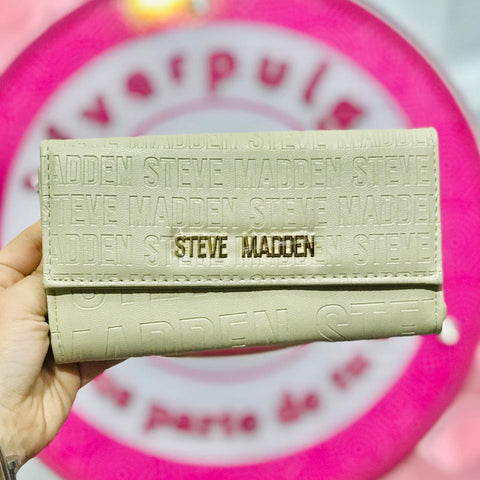 Cartera Steve Madden Logo Embossed Beige Hueso con Placa Dorada