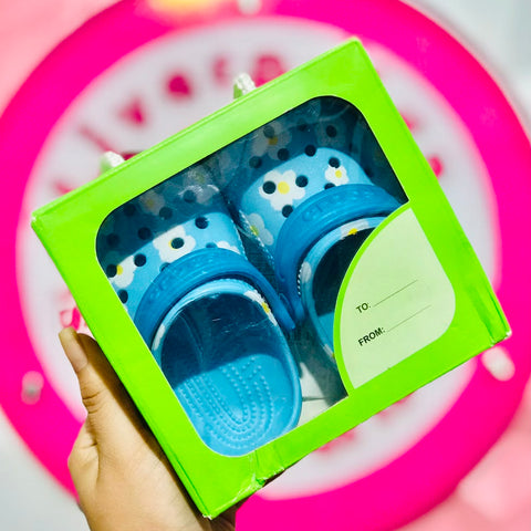 Zuecos infantiles con estampado de flores