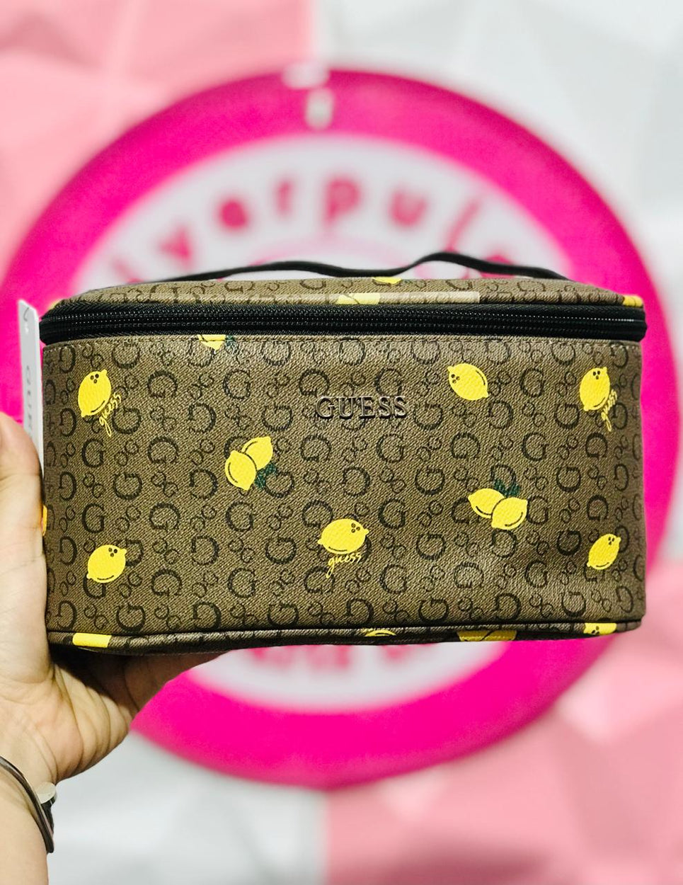 Cosmetiquera Guess Original Café Monograma Limoncitos Amarillos Edición Especial 🍋🤎✨
