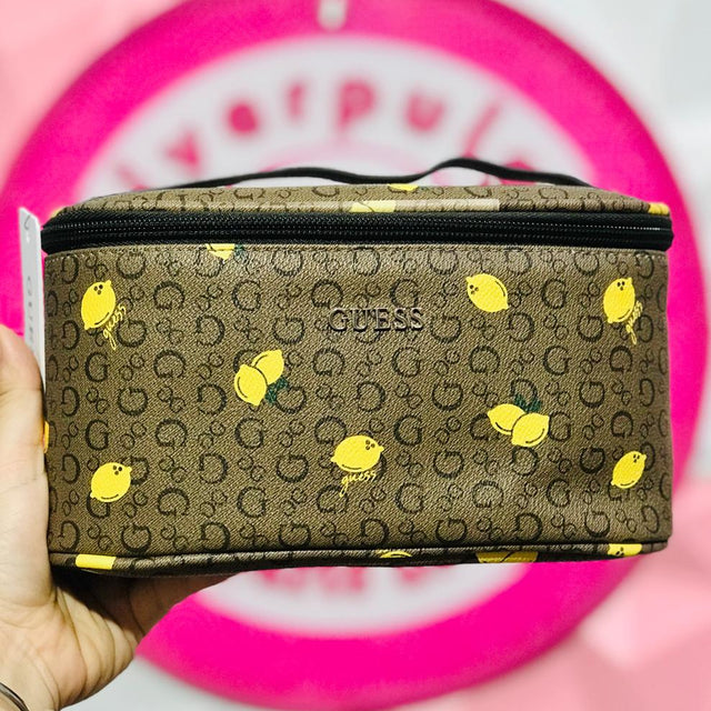 Cosmetiquera Guess Café Monograma Limoncitos