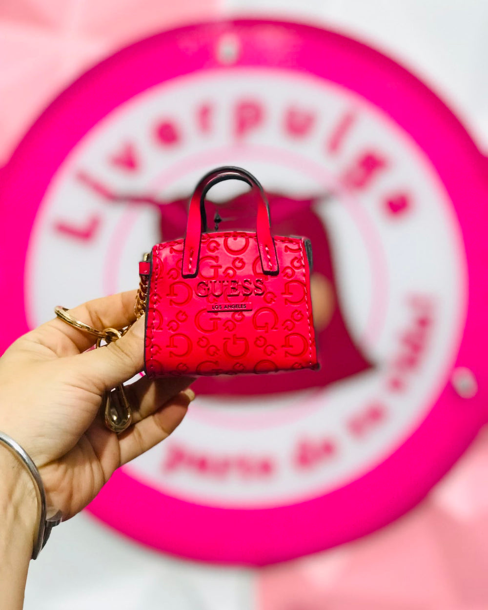 💖 Llavero Guess Original Mini Bolso Tote Rojo Fuchsia + Monograma G En Relieve + Herraje Dorado + Cadena 👜✨.