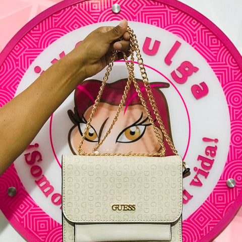 Bolso Guess Beige Claro Cadena Dorada Crossbody