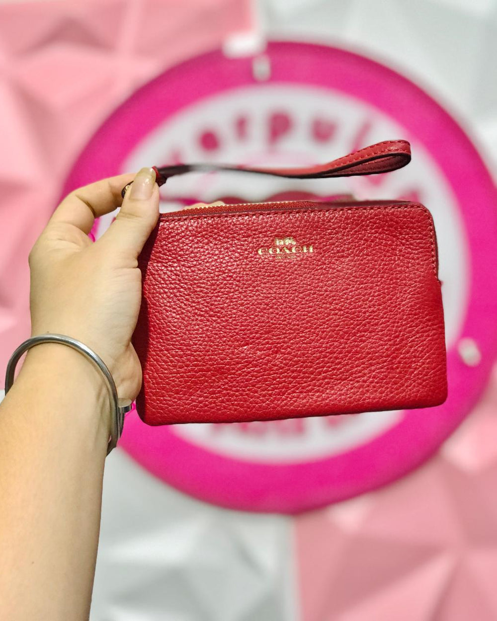 Muñequera COACH Original Roja ❤️ Pebbled Leather Rojo Intenso Logo Dorado Zipper Premium + Correa Muñeca Elegante 👛