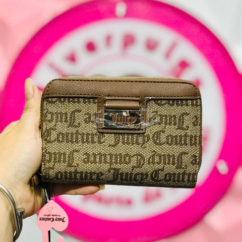 Cartera Juicy Couture Brown Monogram – Doble Cierre Dorado