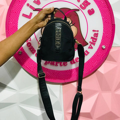 Mochila Guess Mini Negra Con Logo Dorado Frontal