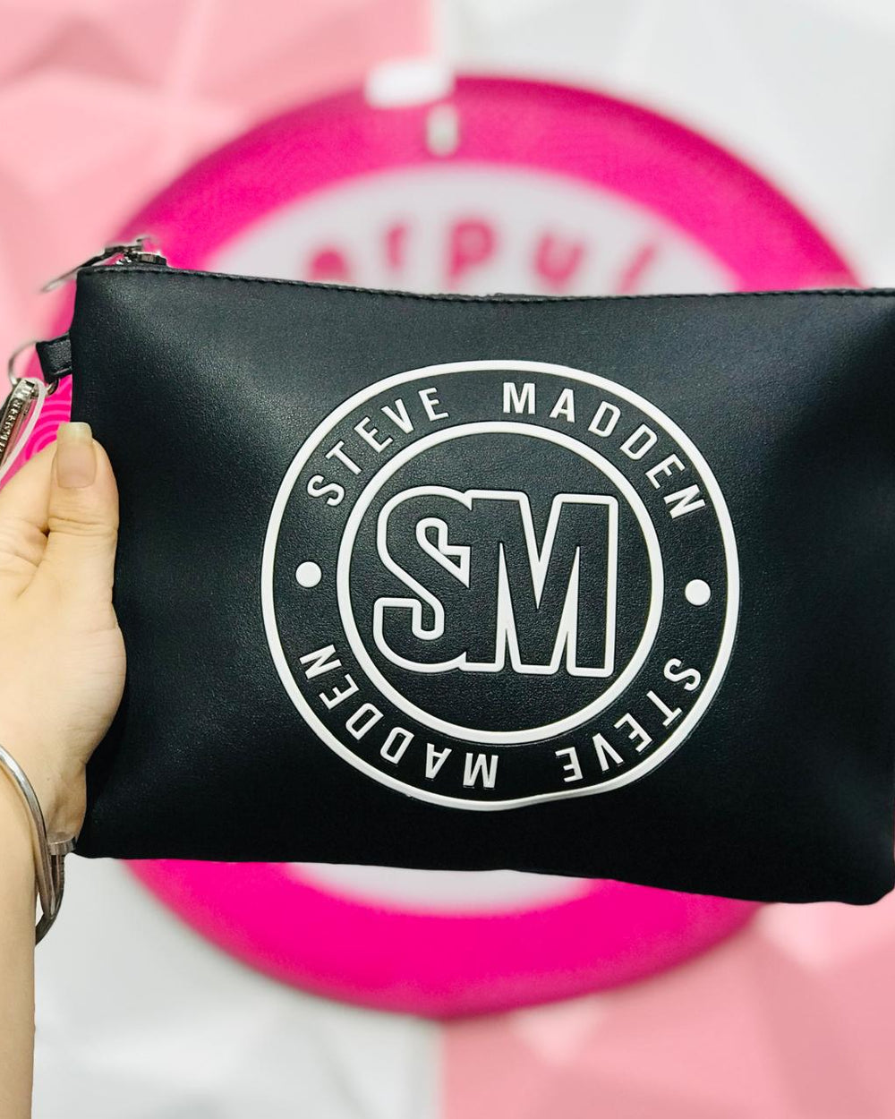 Muñequera Steve Madden Original Negra 🖤 Logo SM Blanco Grande Circular + Correa Muñeca + Zipper Premium 👛✨