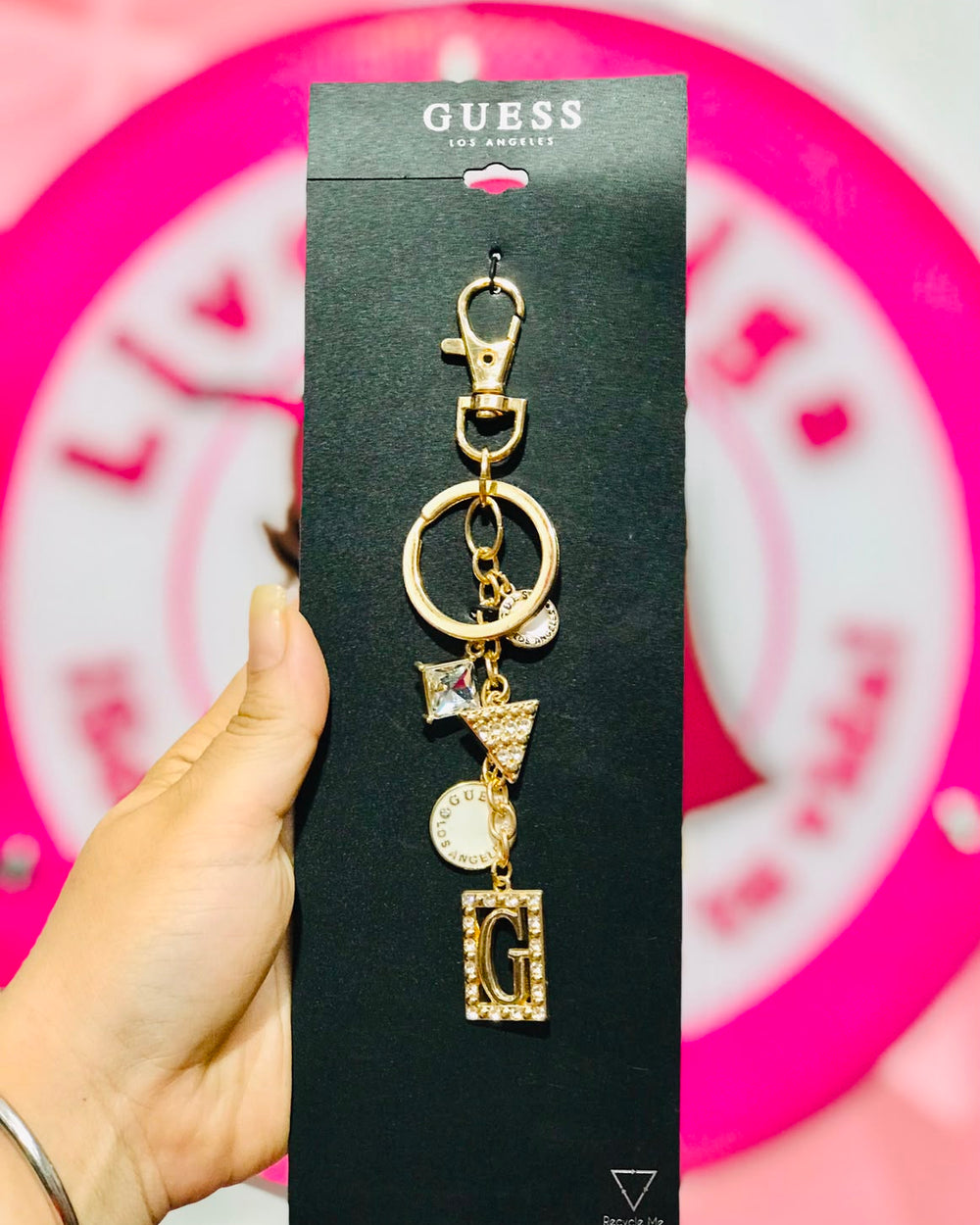 ✨👜 Llavero Guess Los Ángeles Dorado con Charms. ✨👜.