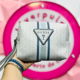 Cosmetiquera Guess Gris Logo Triangular
