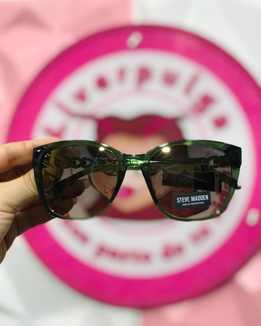 💚 Lentes Steve Madden Originales Verde Traslúcido Cat Eye + Varilla Trenzada + Logo SM Plateado + Protección UV + Estuche Negro 😎✨.