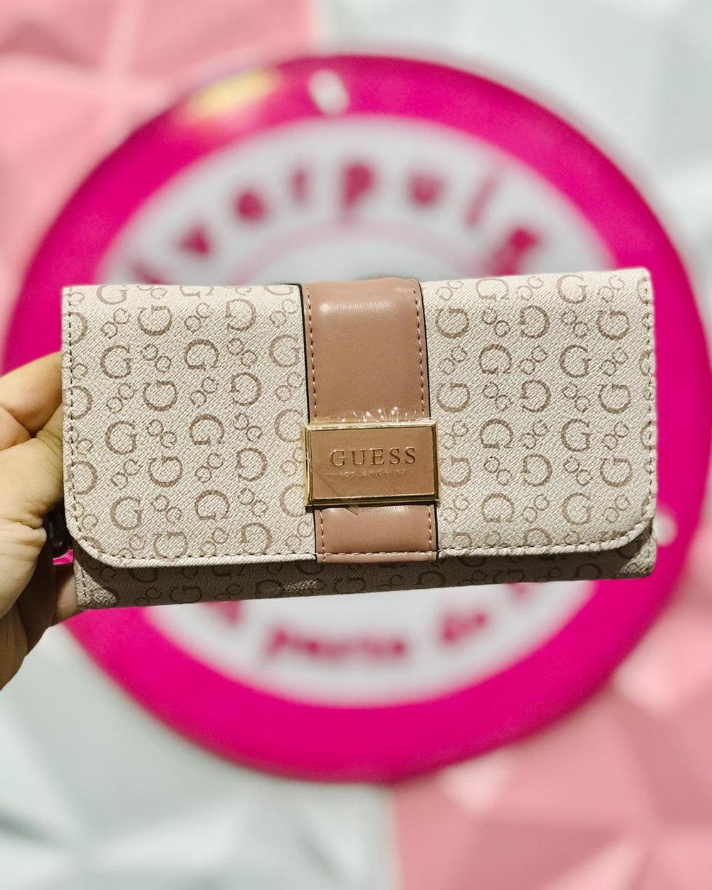 🤩Cartera GUESS Logo Monogram Beige Nude con Placa Dorada ✨🤎