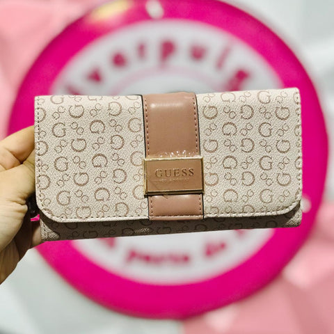 Cartera GUESS Logo Monogram color rosita con Placa Dorada