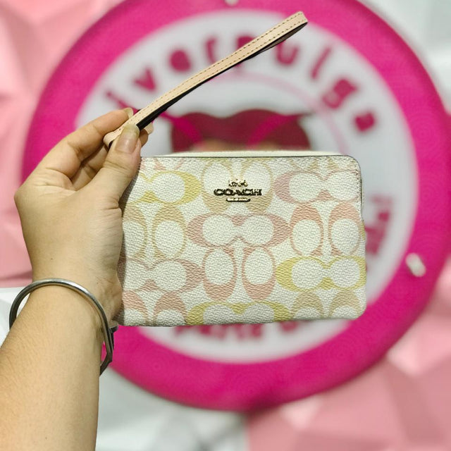 Muñequera COACH Pastel Rainbow – Wristlet Zippy con Correa