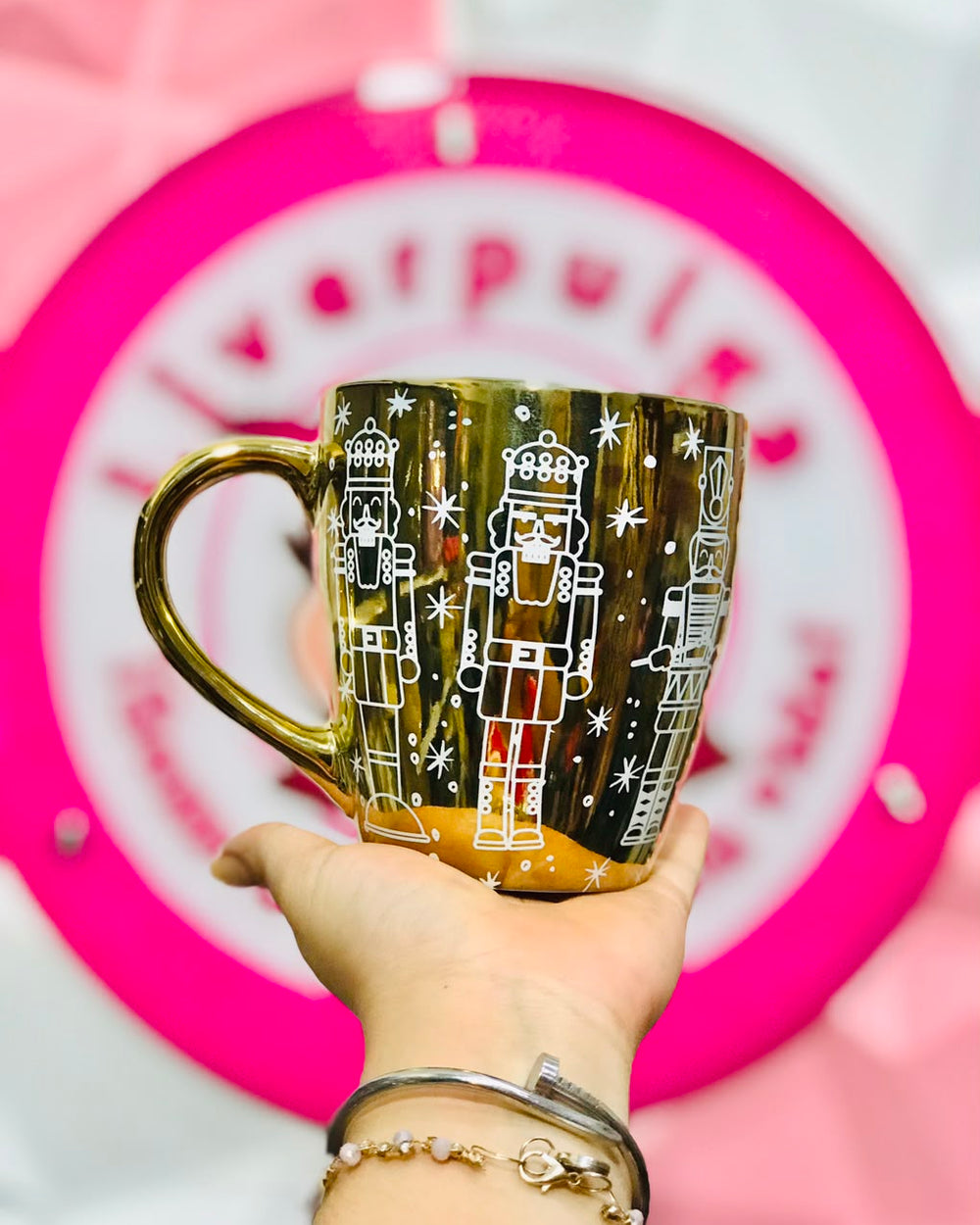 ✨🎄💛☕ Taza Navideña Dorada Espejo Con Cascanueces Blancos Brillos ☕💛🎄✨.
