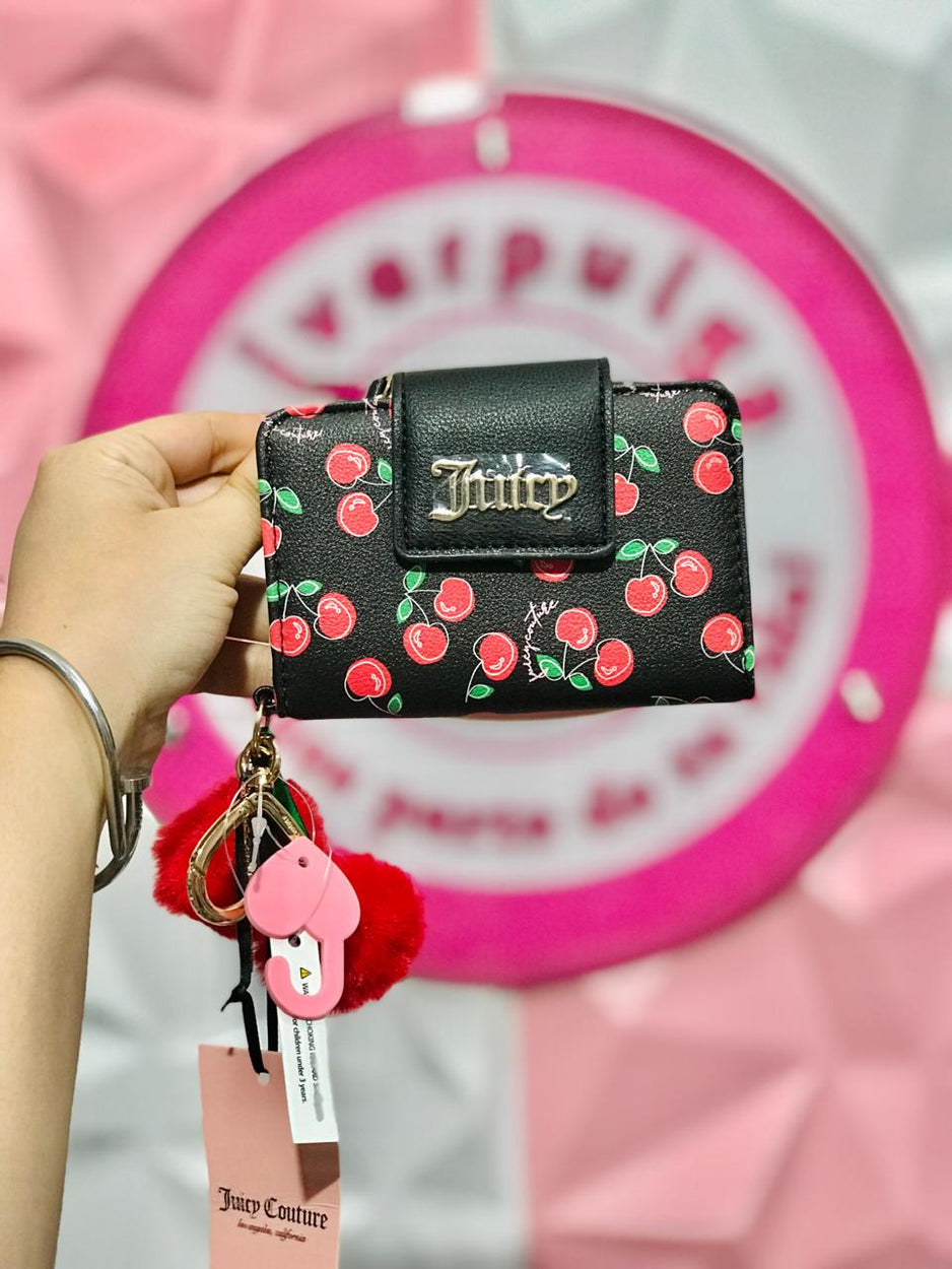 😘Cartera Juicy Couture Original Cherry Girl 🍒 Mini Tab Wallet Negra con Cerecitas Rojas + Pompones Cherry Llavero Pompón + Logo Juicy Dorado Premium ✨
